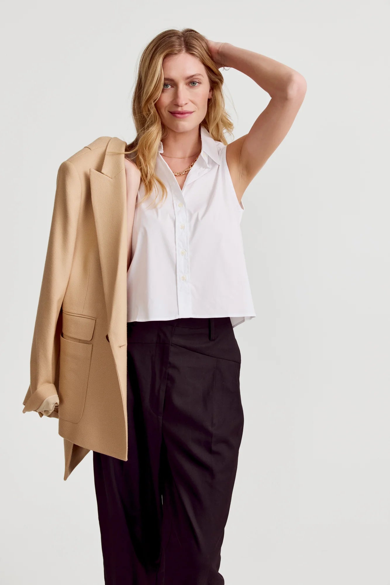 THE BOXY CROPPED SLEEVELESS SHIRT