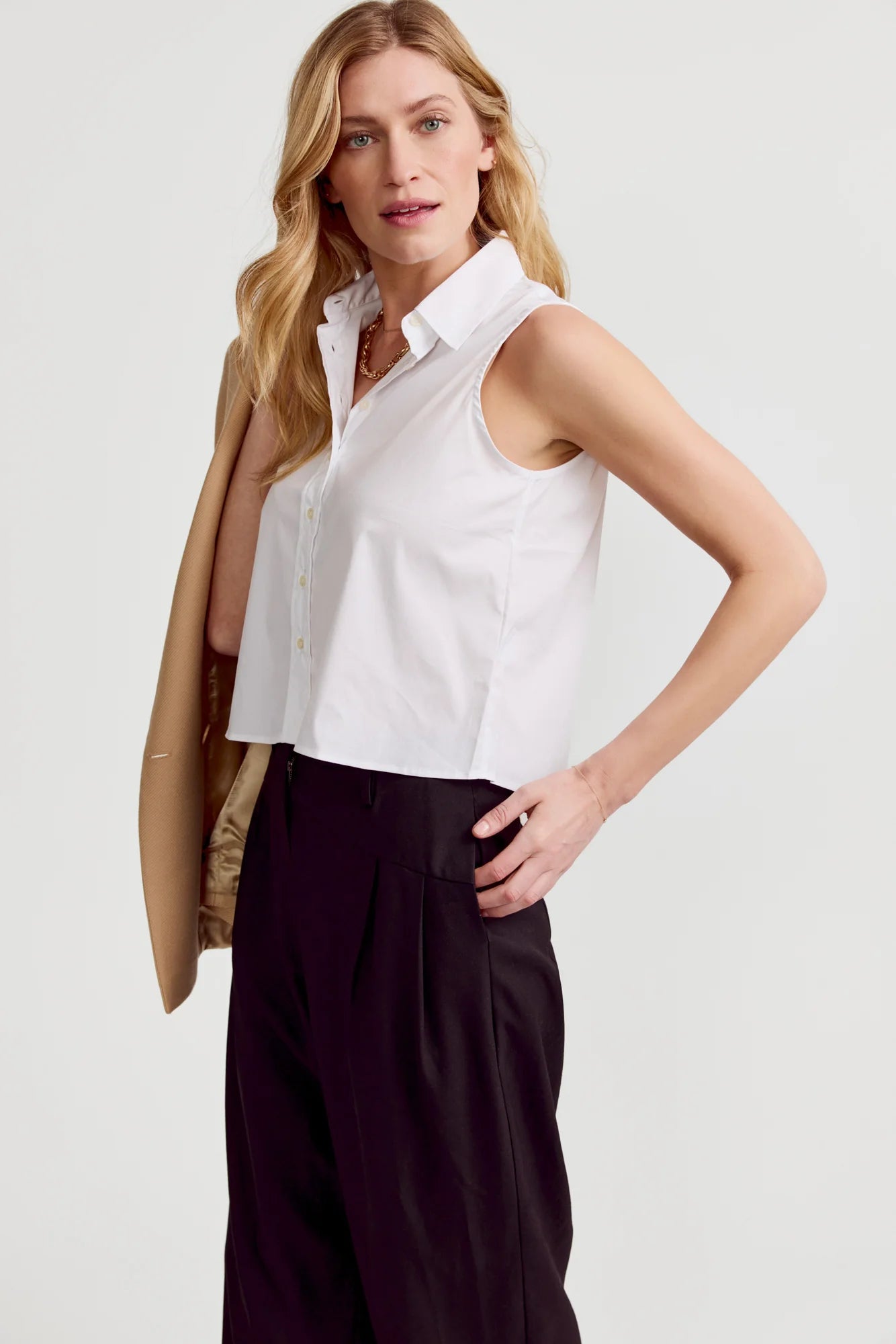 THE BOXY CROPPED SLEEVELESS SHIRT