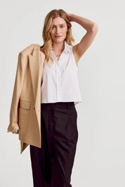 THE BOXY CROPPED SLEEVELESS SHIRT