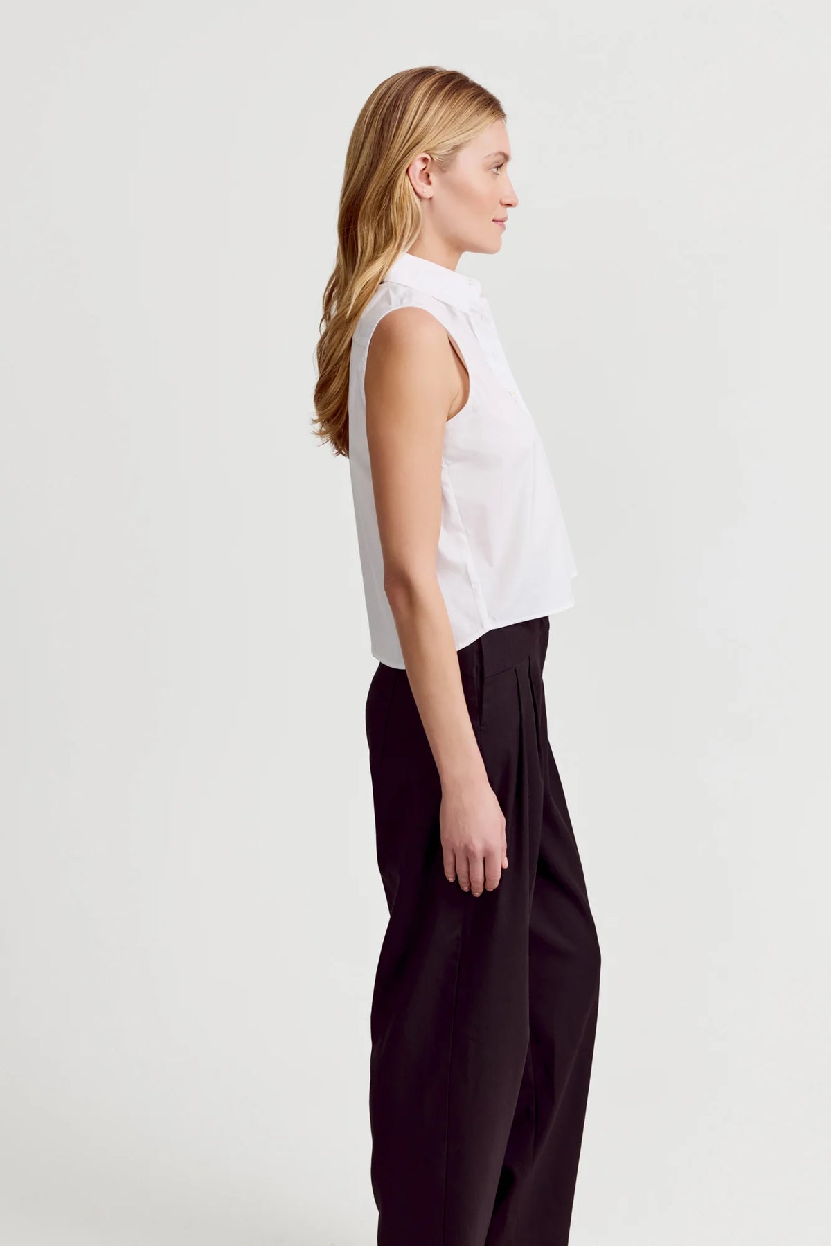 THE BOXY CROPPED SLEEVELESS SHIRT