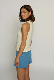 COLLARED SLEEVELESS SWEATER