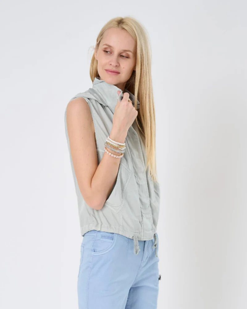 TAHITI STRETCH CUPRO VEST WITH REMOVABLE HOOD