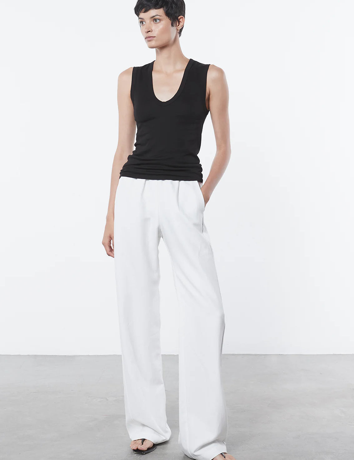 ESSENTIAL SLEEVELESS U